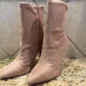 NIB Heel boots